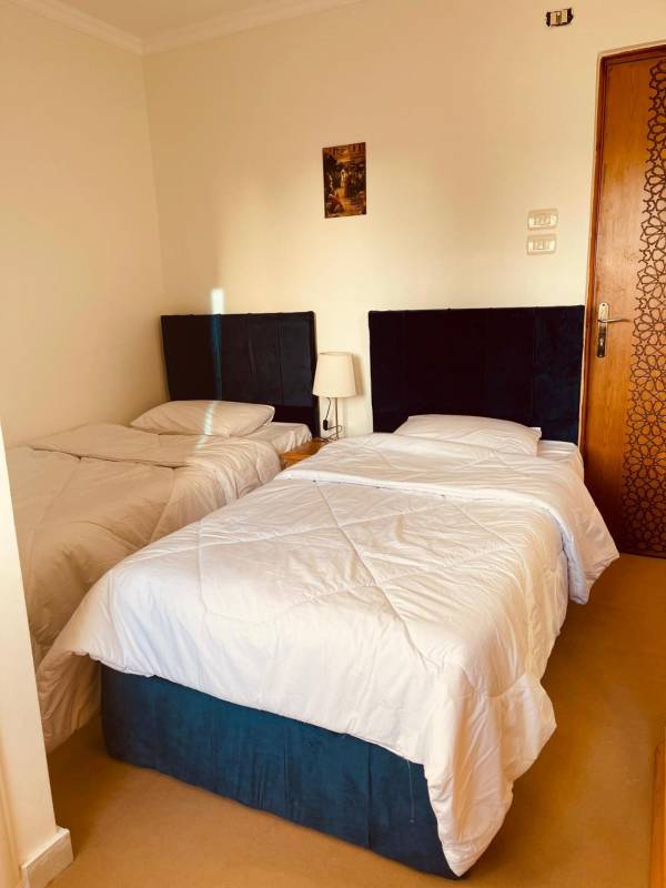 Doppel- oder Zweibettzimmer mit Pyramidenblick